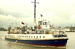 Photograph of the ferry boat 'Edith' in the water | Albert Bridge